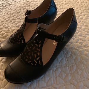 Cute black pumps with leather lace cutouts